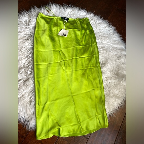 Flawed NWT SER.O.YA Silk MIDI Slip Dress, color yellow/green, Size Medium.
8050 - Picture 10 of 10